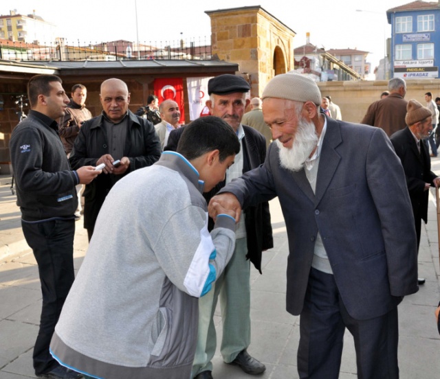 Müslümanlar, Bayram namazında camileri doldurdu