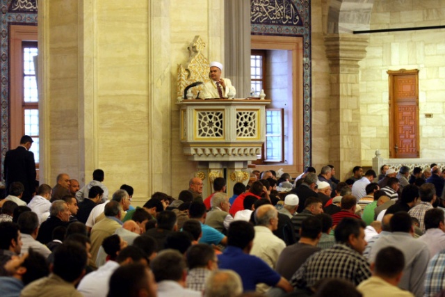 Müslümanlar, Bayram namazında camileri doldurdu