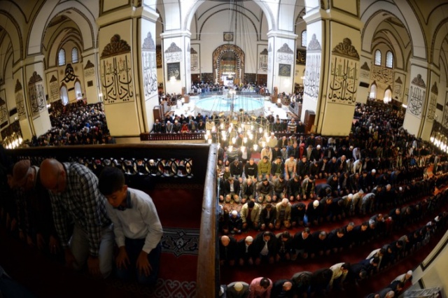 Müslümanlar, Bayram namazında camileri doldurdu