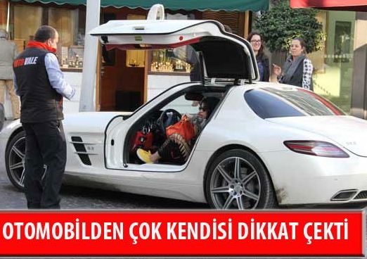 Otomobilden Çok Kendisi Dikkat Çekti