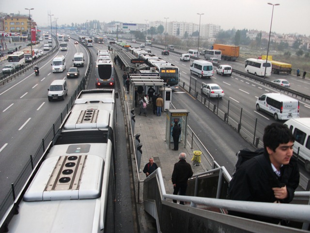 Metrobüse hiç bu açıdan baktınız mı?