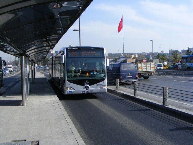 Metrobüse hiç bu açıdan baktınız mı?