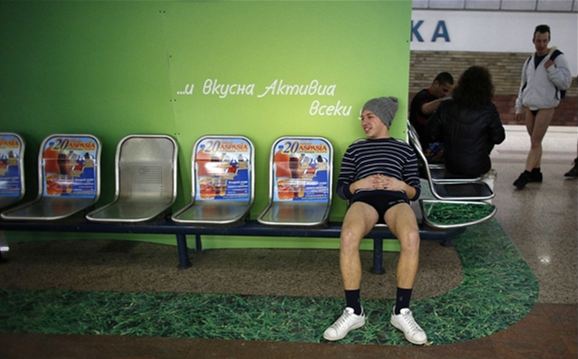 Pantolonunu çıkaran metroya koştu!