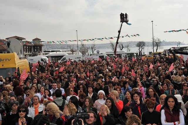 Yüzlerce kadın şiddete karşı dansla ayaklandı!