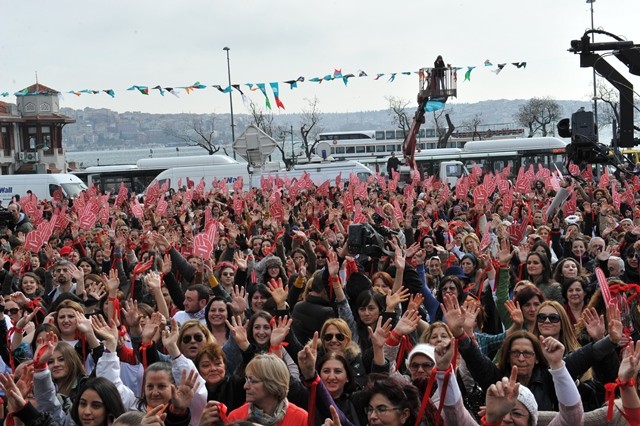 Yüzlerce kadın şiddete karşı dansla ayaklandı!