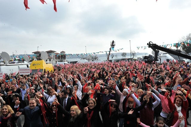 Yüzlerce kadın şiddete karşı dansla ayaklandı!