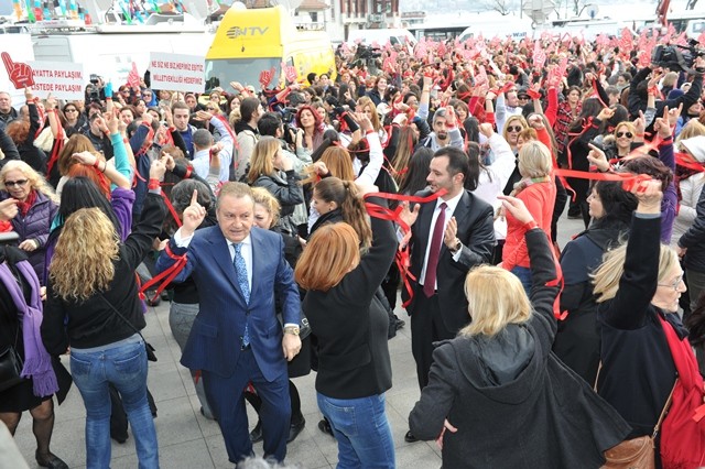 Yüzlerce kadın şiddete karşı dansla ayaklandı!