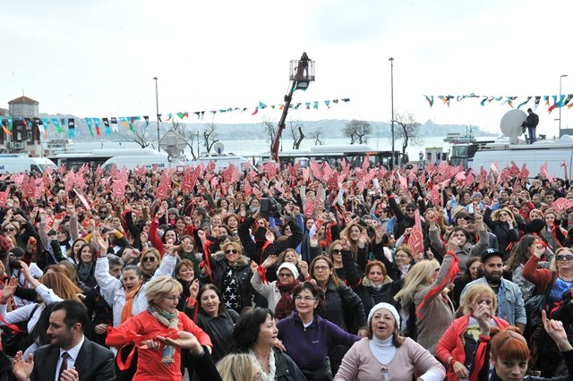 Yüzlerce kadın şiddete karşı dansla ayaklandı!