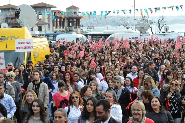 Yüzlerce kadın şiddete karşı dansla ayaklandı!