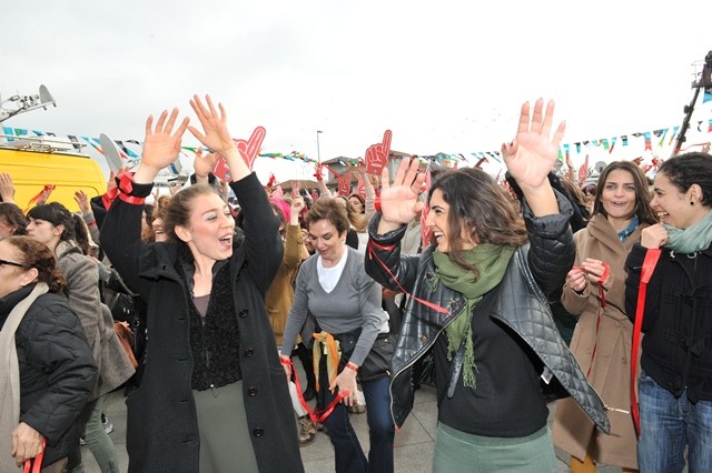 Yüzlerce kadın şiddete karşı dansla ayaklandı!