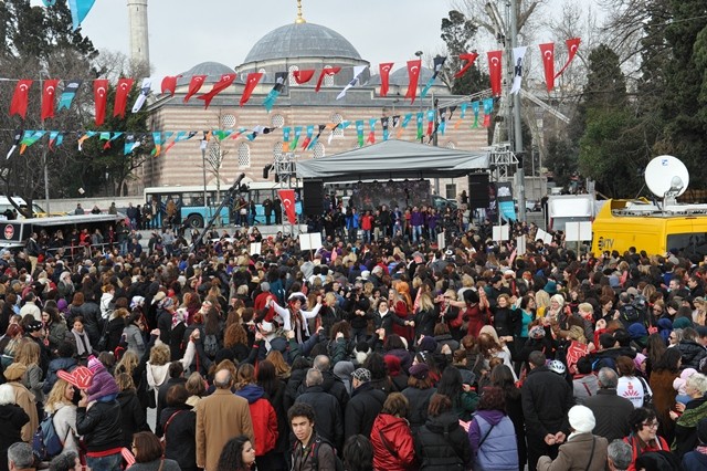 Yüzlerce kadın şiddete karşı dansla ayaklandı!