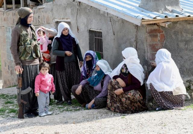 Ellerinde keleşle nöbet tutan 25 korucu anne!