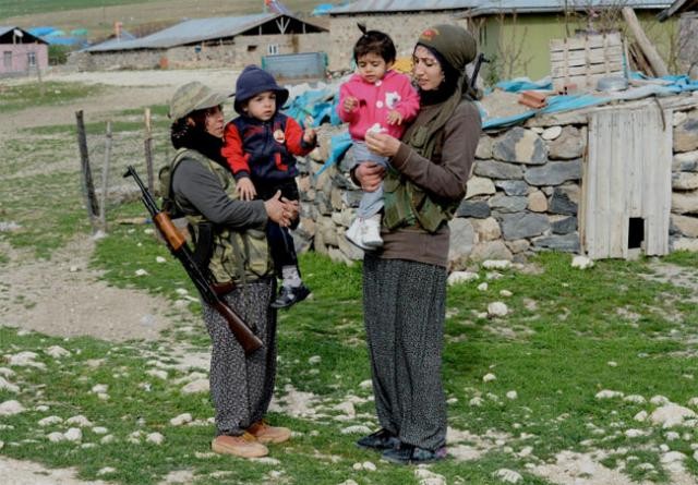 Ellerinde keleşle nöbet tutan 25 korucu anne!