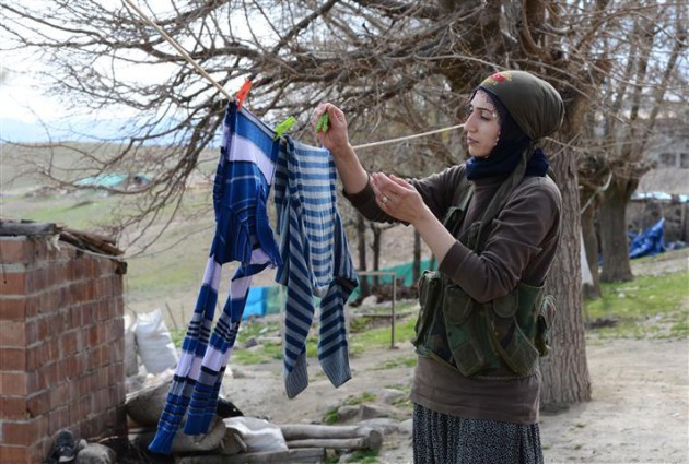 Ellerinde keleşle nöbet tutan 25 korucu anne!