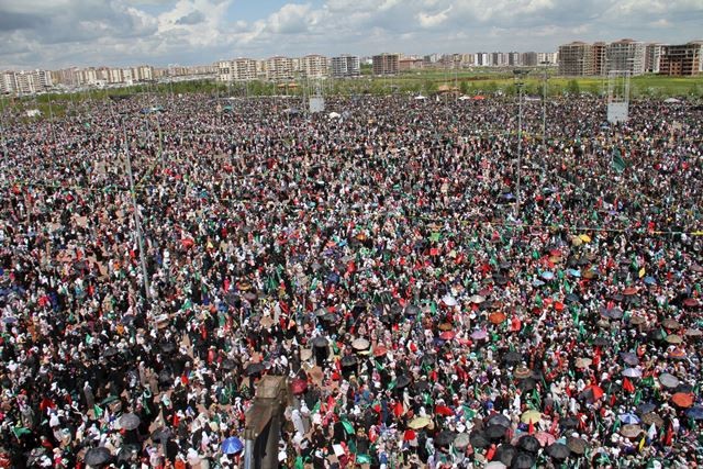 Diyarbakır'da Kutlu Doğum mitingi: Nevruz alanı doldu