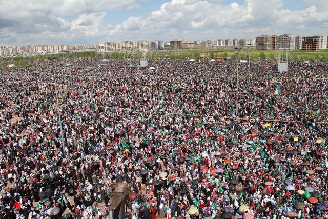 Diyarbakır'da Kutlu Doğum mitingi: Nevruz alanı doldu