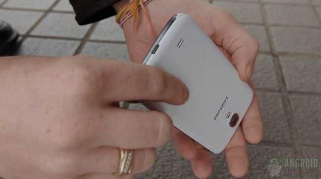 Galaxy S4 ve iPhone 5 düşürme testi