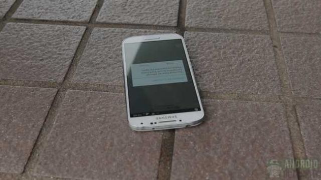 Galaxy S4 ve iPhone 5 düşürme testi