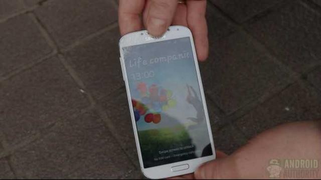 Galaxy S4 ve iPhone 5 düşürme testi