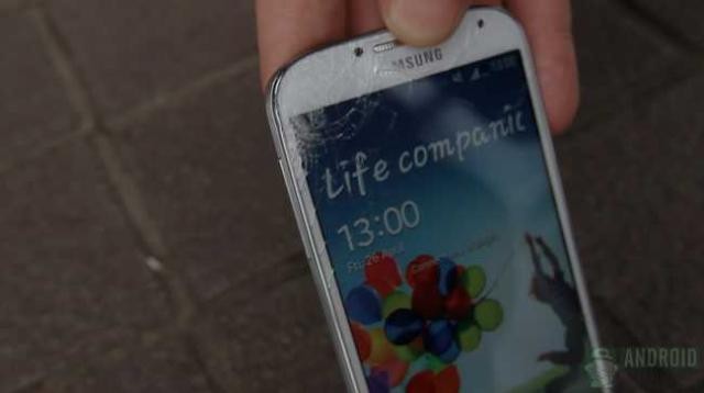 Galaxy S4 ve iPhone 5 düşürme testi