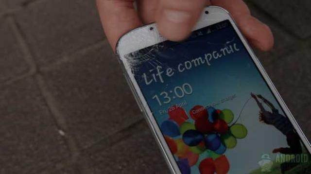 Galaxy S4 ve iPhone 5 düşürme testi