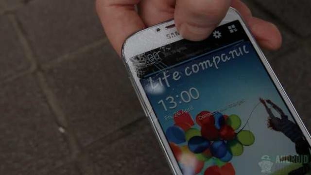 Galaxy S4 ve iPhone 5 düşürme testi