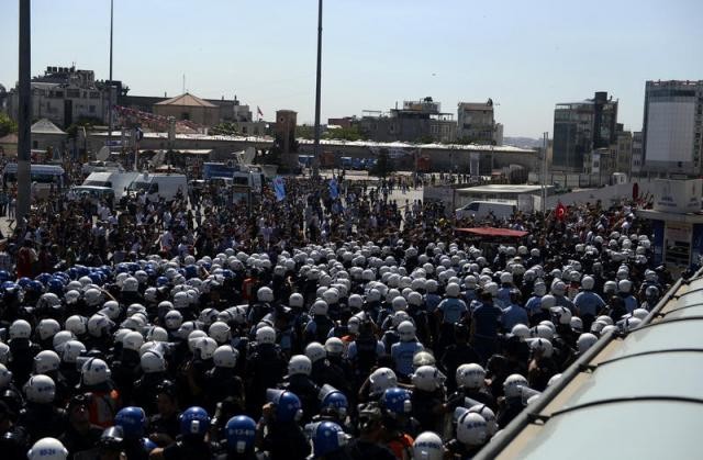 Polis Gezi Parkı'ndan çekildi