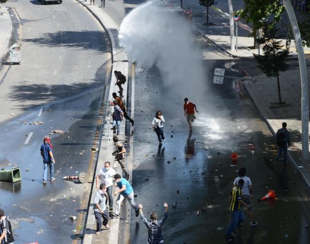 Polis Gezi Parkı'ndan çekildi