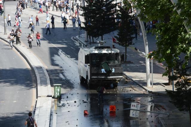 Polis Gezi Parkı'ndan çekildi