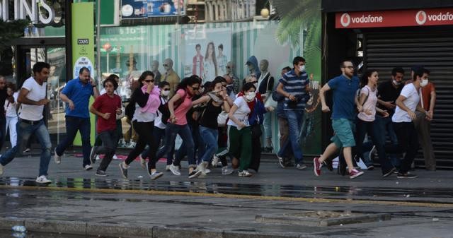 Polis Gezi Parkı'ndan çekildi