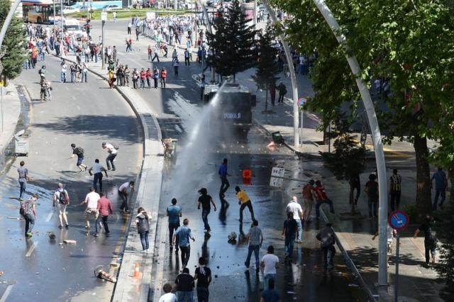 Polis Gezi Parkı'ndan çekildi