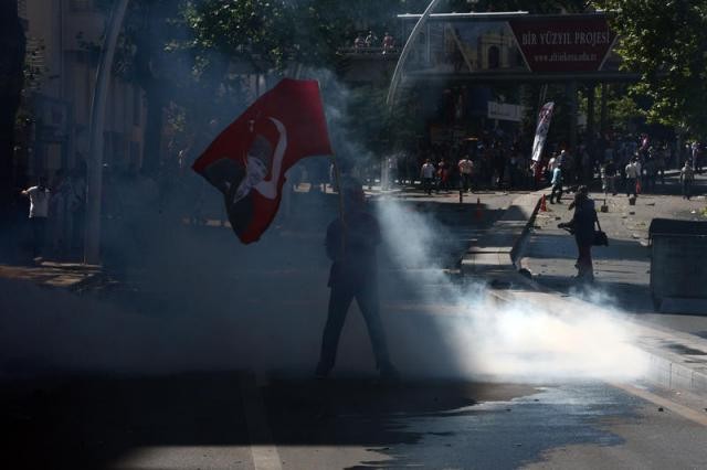 Polis Gezi Parkı'ndan çekildi