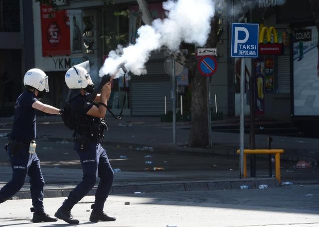 Polis Gezi Parkı'ndan çekildi