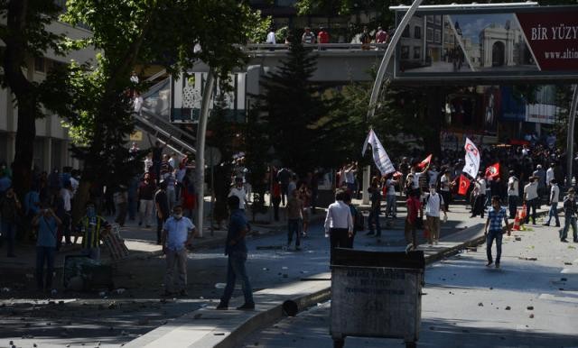 Polis Gezi Parkı'ndan çekildi