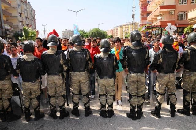 Polis Gezi Parkı'ndan çekildi