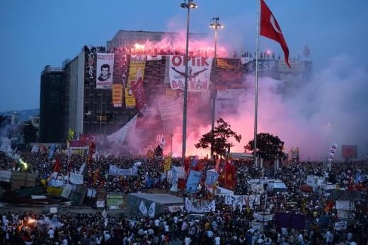 Taraftar grupları Taksim'e yürüdü