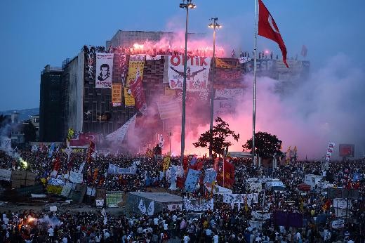 Taraftar grupları Taksim'e yürüdü