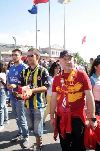 Taraftar grupları Taksim'e yürüdü