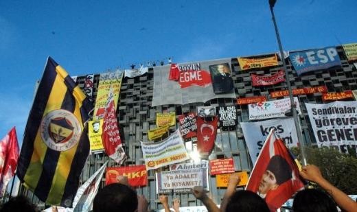 Taraftar grupları Taksim'e yürüdü