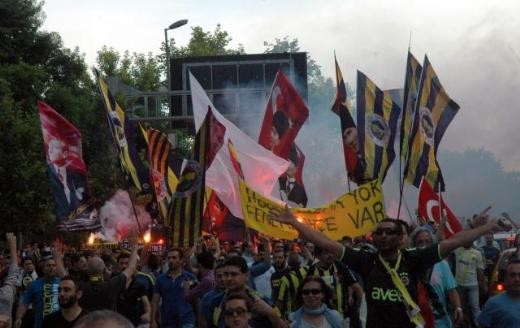 Taraftar grupları Taksim'e yürüdü