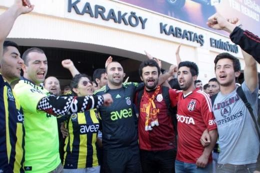 Taraftar grupları Taksim'e yürüdü