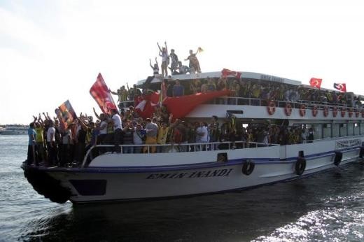 Taraftar grupları Taksim'e yürüdü