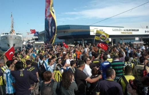 Taraftar grupları Taksim'e yürüdü