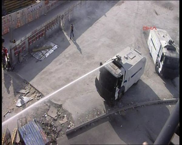 Polis Taksim Meydanı'na girdi