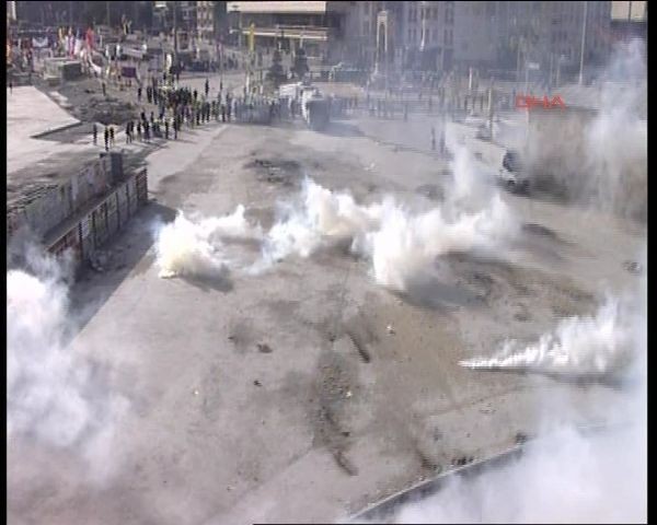 Polis Taksim Meydanı'na girdi