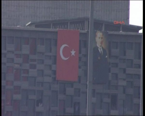 Polis Taksim Meydanı'na girdi