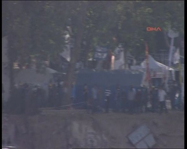 Polis Taksim Meydanı'na girdi