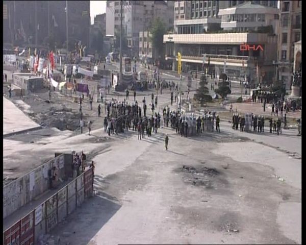 Polis Taksim Meydanı'na girdi