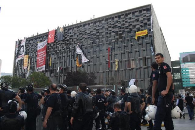 Polis Taksim Meydanı'na girdi