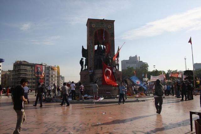 Polis Taksim Meydanı'na girdi